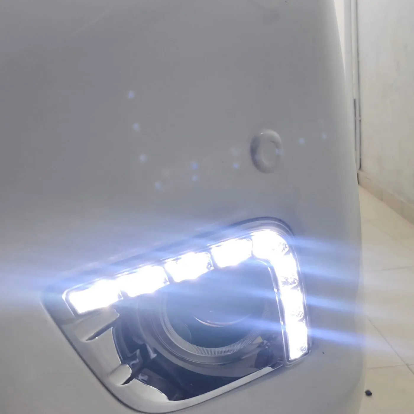 White running light on a Prado